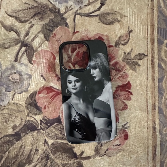 Taylor Swift and Selena Gomez IPhone 14 Pro case - Picture 2 of 5